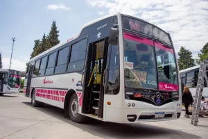 Gestionan transporte gratuito para alumnos y docentes sanjuaninos al desfile