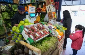 Almacenes de barrio y tarjetas de crédito: el nuevo refugio del consumo familiar en San Juan