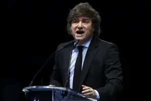 Milei dijo que enfrentó un “intento de Golpe de Estado” con “los medios, políticos y empresarios como cómplices”
