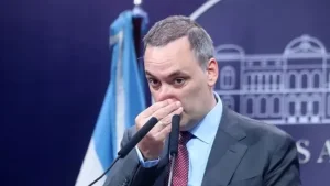 La desaprobación de Milei sube y ocho de cada diez piden que Adorni renuncie o pida licencia