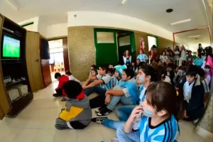 El Ministerio de Educación de San Juan autorizó la transmisión del partido Argentina - Austria en las escuelas, pero ratificó que no se suspenden las clases