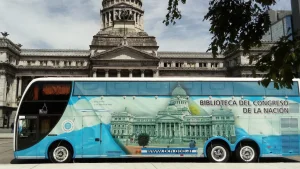 El Bibliomóvil del Congreso de la Nación llega a San Juan con talleres y la entrega de documentos históricos restaurados