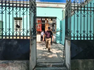 Preocupación en Capital: Vecinos denuncian que desalojados de la casona de Avenida Rawson se instalaron en un baldío