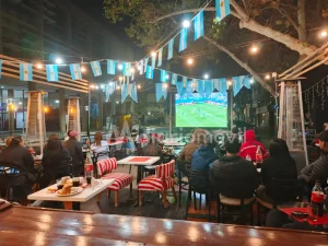 Malestar en el sector gastronómico local por las advertencias policiales en la previa del partido de la Selección