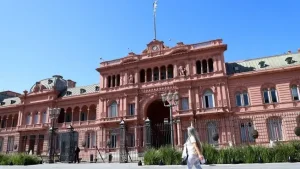 En Casa Rosada apuestan a que sale Manuel Adorni y entra Diego Santilli