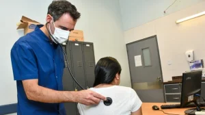 Crecieron las consultas médicas un 20% pero las internaciones cayeron a casi la mitad por la vacunación