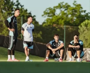 Las incógnitas que mantiene Scaloni en el once titular para enfrentar a Cabo Verde