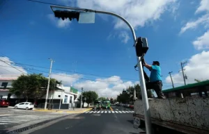 Cómo funciona el primer semáforo con inteligencia artificial instalado en una ciudad argentina