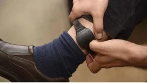 Impulsan un proyecto para que los presos con condenas cortas vayan a prisión domiciliaria con tobillera