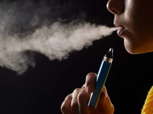 Especialistas advierten por el impacto de la nueva regulación de vapeadores y el aumento de consumo en adolescentes