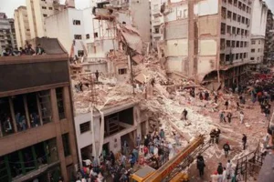 Duro reclamo del titular de la AMIA a la Justicia en el acto por los 32 años del atentado: “Es incomprensible esta lentitud”