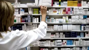 Las cadenas nacionales de farmacias analizan desembarcar en San Juan, pero las trabas normativas y la caída en las ventas frenan su llegada