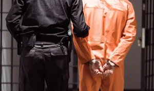 Denuncian a seis policías por una brutal agresión que dejó a un joven con fractura de peroné en una comisaría