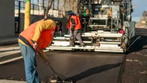 Avanzan tareas de repavimentación y bacheo en calle Mitre