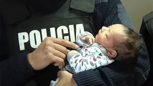 Policías le salvaron la vida a un bebé que cayó en un balde con agua en Capital