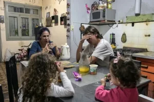 Casi 8 de cada 10 hogares argentinos son de clase baja o media baja y el consumo sigue golpeado