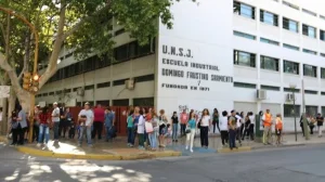 Padres reunieron más de $3 millones en 24 horas para recurrir a la Justicia si siguen los paros