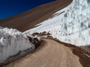 Autoridades chilenas intensifican el despeje de la ruta 41 mientras San Juan pide cautela por la acumulación de nieve