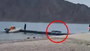 Sorpresa en Punta Negra: una camioneta terminó dentro del agua