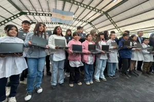 Orrego entregó más de 1.100 computadoras a estudiantes de Santa Lucía