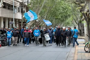 Colectiveros sanjuaninos marcharon en medio del paro: "Si no hay acuerdo no volvemos a trabajar"